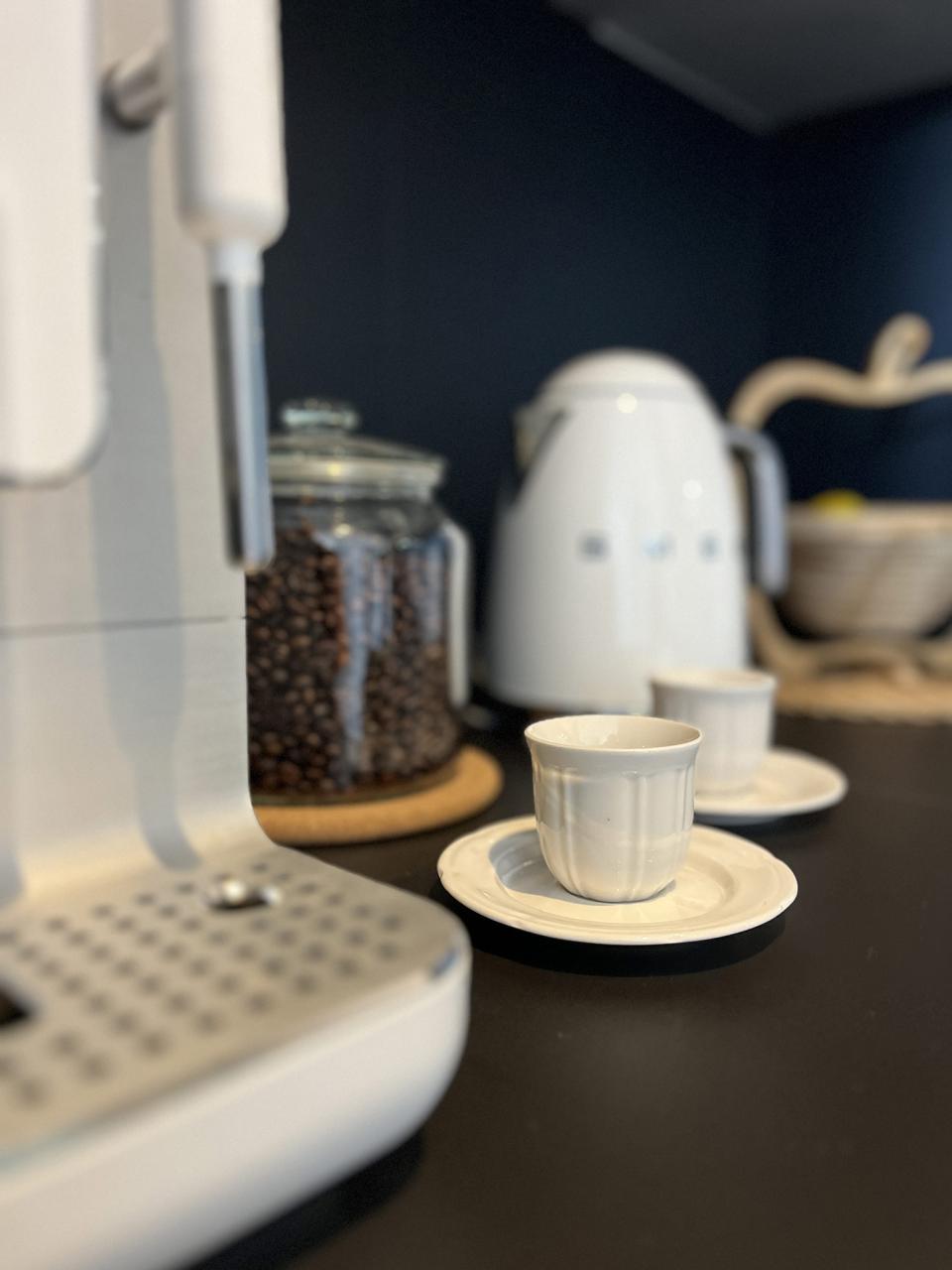A modern kitchen connected to a&nbsp;spacious living room