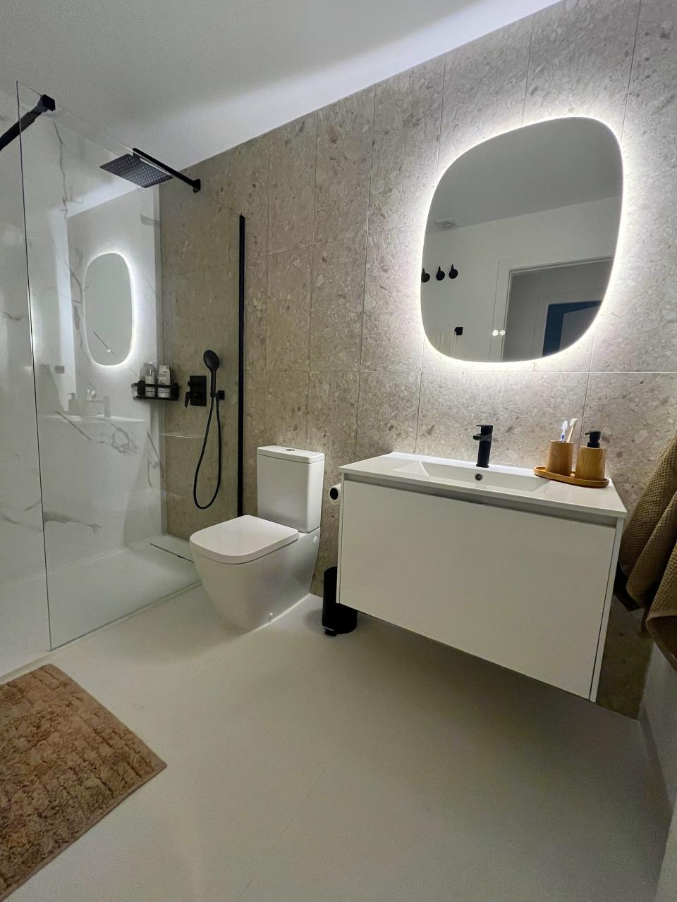 Luxusní, moderní a&nbsp;zcela nové zařízení toalet apartmánu.